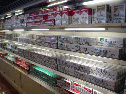 パッケージ正面の３３％以上の面積に、衝撃的な禁煙メッセージが表示されている欧州のタバコ売り場の様子